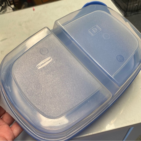 2 Rubbermaid Servin Savers - Picture 10 of 11